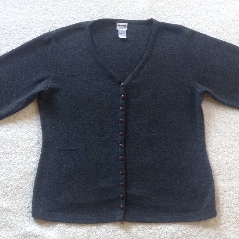 Women's gray button up Long sleeve cardigan!